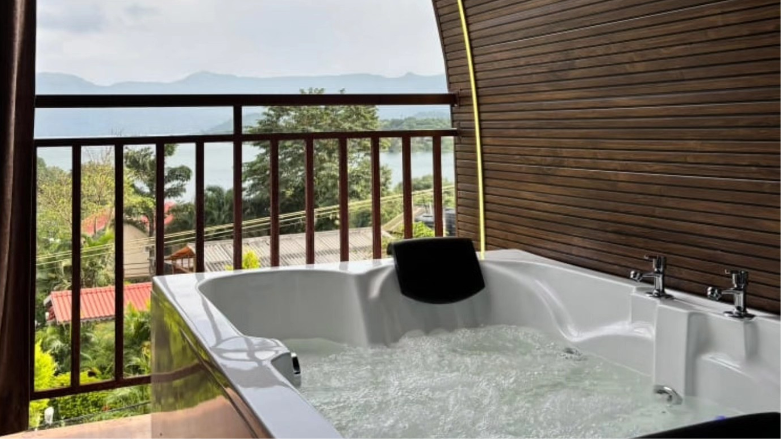 Hydra Hut Jacuzzi